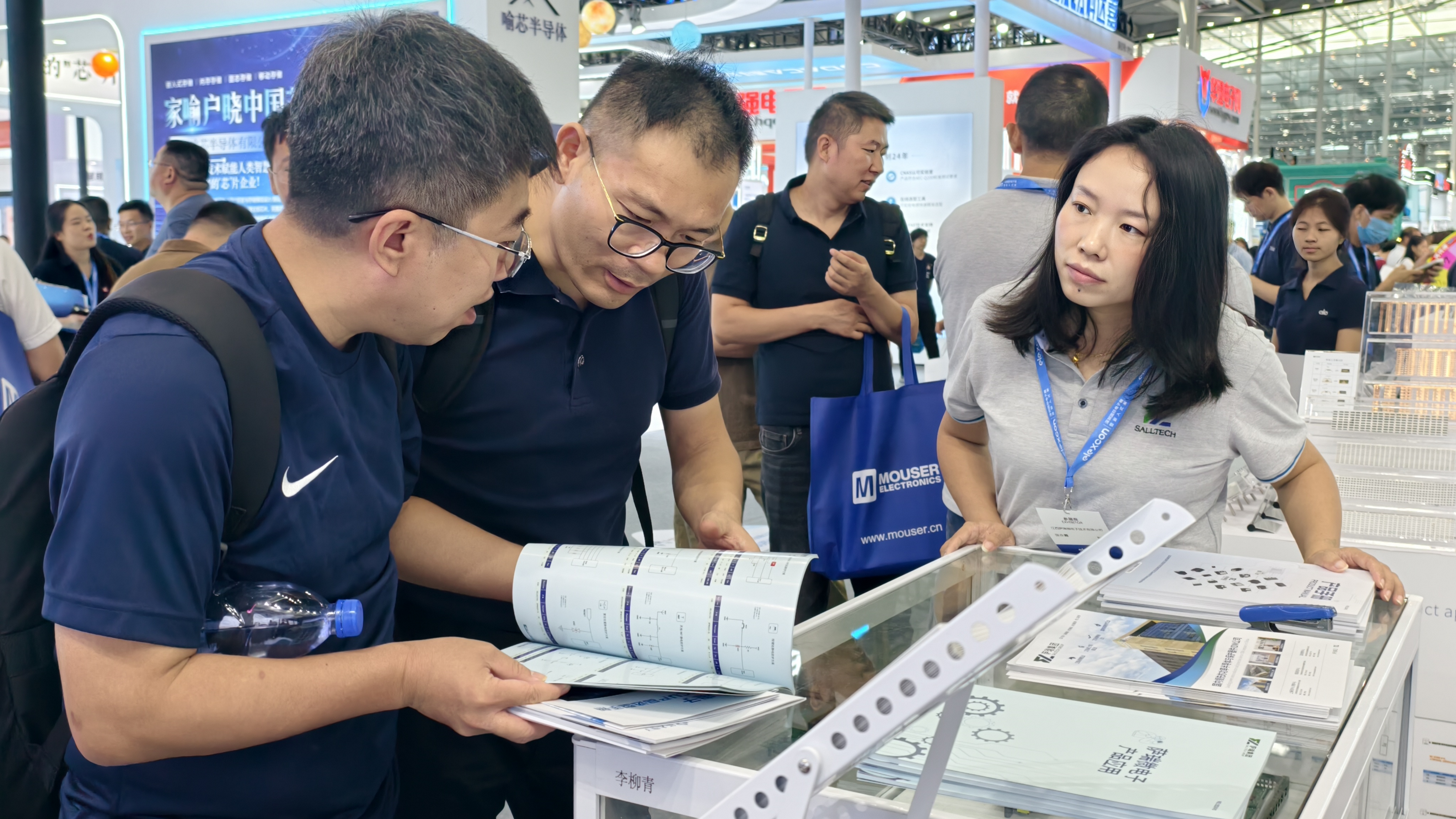 荣耀收官！江西leyu集团微电子闪耀 2025 深圳电子展并荣获年度大奖